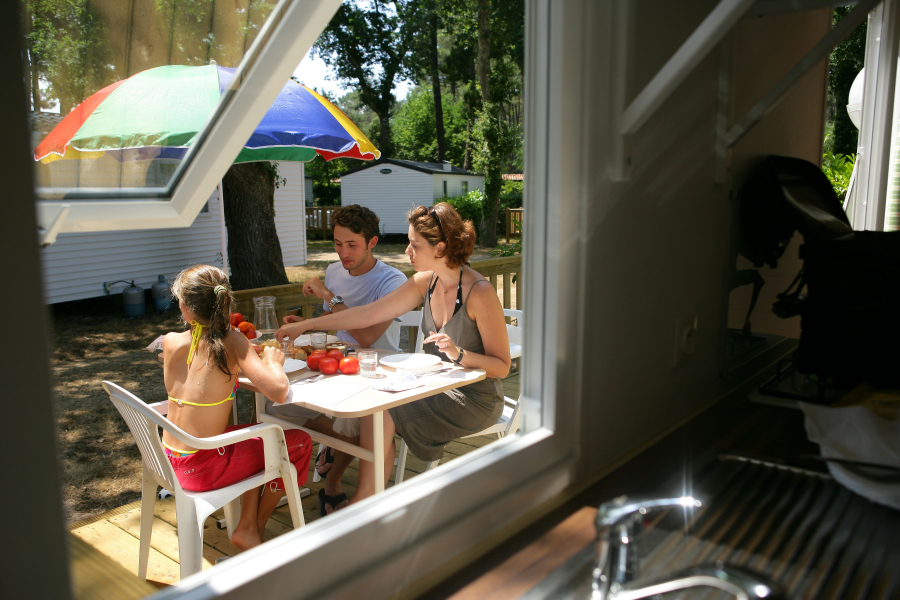 famille au camping 5 etoiles luxe France